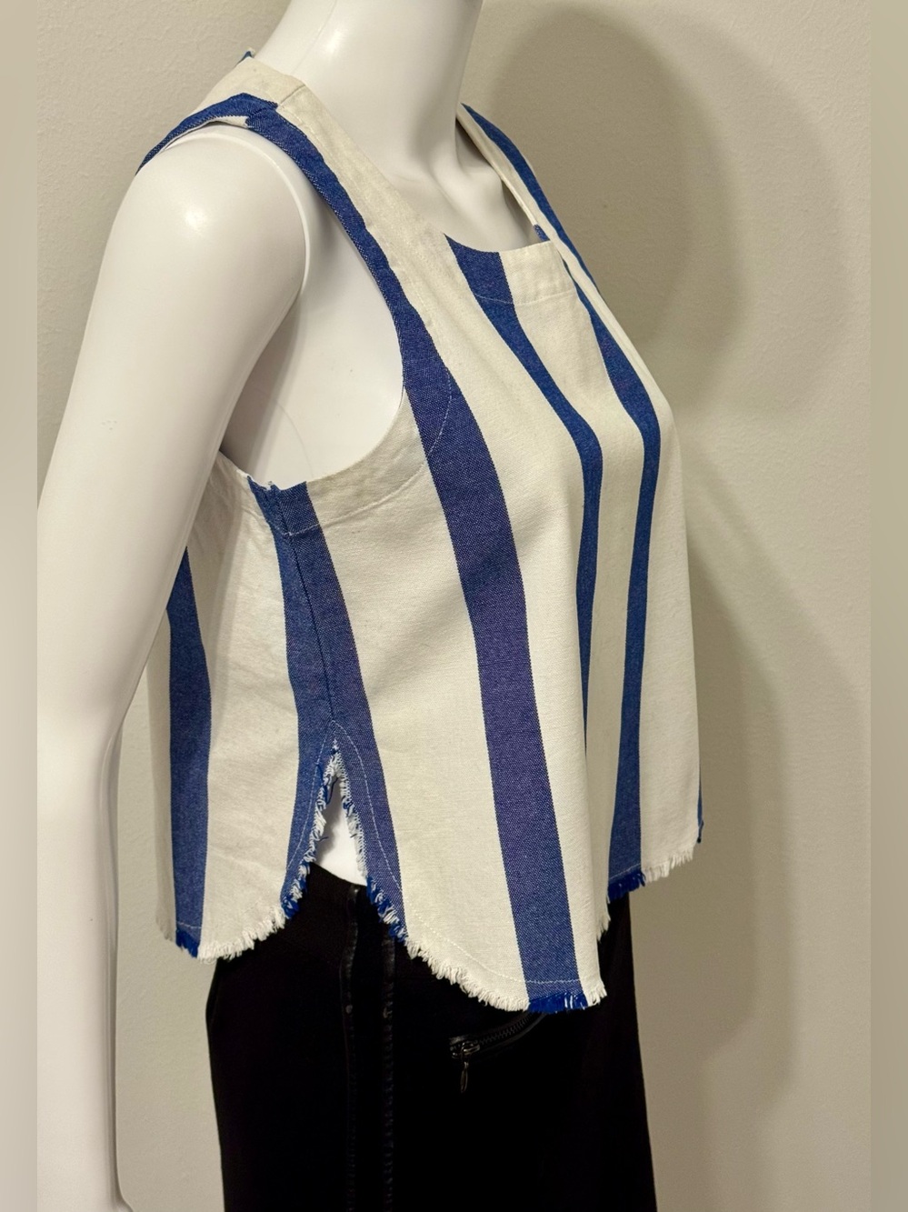 La Vi women's top, 100% cotton. Size S Sleeveless with side slits. A perfect top
